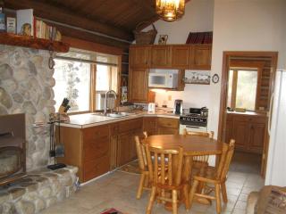 Relaxing Glamping Vacation: Fantastic Log Cabin with a Hot Tub in Darby, MT - Darby - 2