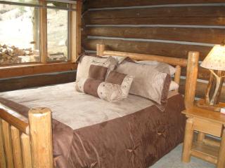 Montana Mountain Glamping: Charming Log Cabin with a Private Hot Tub in Darby - Darby - 3