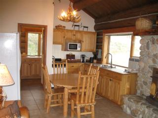 Montana Mountain Glamping: Charming Log Cabin with a Private Hot Tub in Darby - Darby - 1