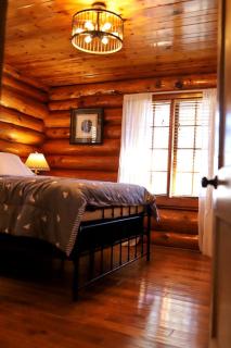 Historic Log Cabin for South Dakota Glamping Getaways - Rapid City - 5