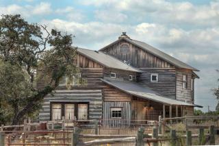 1800's Antique Log Cabin with Modern Amenities near Fredericksburg and Kerrville, Texas - Ingram - 8