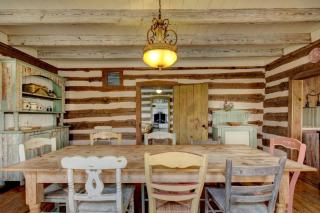 1800's Antique Log Cabin with Modern Amenities near Fredericksburg and Kerrville, Texas - Ingram - 7