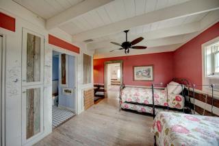 1800's Antique Log Cabin with Modern Amenities near Fredericksburg and Kerrville, Texas - Ingram - 3