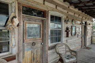 1800's Antique Log Cabin with Modern Amenities near Fredericksburg and Kerrville, Texas - Ingram - 2