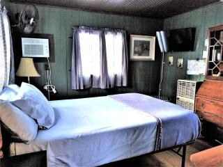 Tranquil Glamping Getaways in Cadillac, Michigan - Perfect for Romantic Escapes - Cadillac - 7