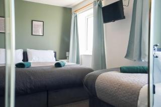 Stupton House, Large 3 Bed House that Sleeps 8 with Full Size Pool Table & FREE Parking - Hosted by Stay Host Save - 8