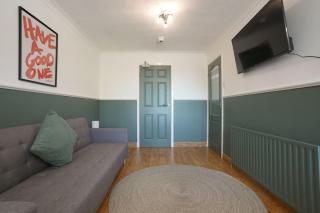 Stupton House, Large 3 Bed House that Sleeps 8 with Full Size Pool Table & FREE Parking - Hosted by Stay Host Save - 4