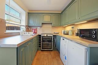 Stupton House, Large 3 Bed House that Sleeps 8 & FREE Parking - Hosted by Stay Host Save - Brightside - 7