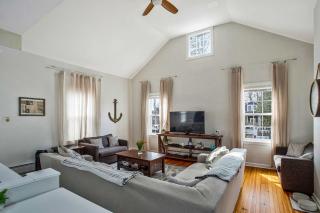 Charming Beach House Top Floor - Walk Everywhere - 8