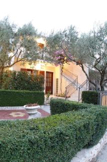 Cozy Retreat with Parking, Balconies & Garden Fireplace - Pakoštane - 9