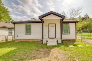 Walk to Cedar Creek Reservoir Gem with Fenced Yard - Gun Barrel City - 8