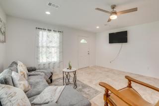 Walk to Cedar Creek Reservoir Gem with Fenced Yard - Gun Barrel City - 6