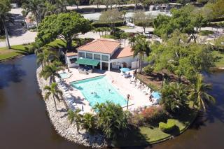 < 1 Mi to Beach! Top-Floor Naples Retreat w/ Pool - 6