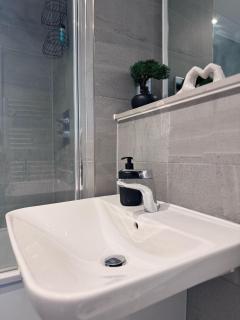 City Centre - 2-Bed High Rise Apartment - Sleeps 4 - Manchester - 8