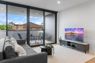 Skyline n Rooftop Pool 2BR Modern Stay Near CBD - 9