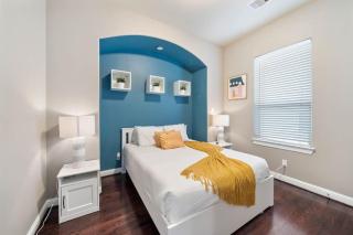 Luxe Condo w Private Theater Room by Dinkin Park - Houston - 2
