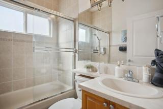 Bright and Comfy 3BR Home Ideal for Families - Vancouver - 9