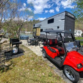 Waterside Wanderer- Water View- Hot Tub- Mini Golf- Pet Friendly - Gatlinburg - 0
