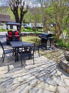 Waterside Wanderer- Water View- Hot Tub- Mini Golf- Pet Friendly - Gatlinburg - 1