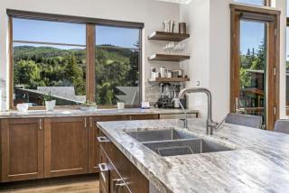 LUXE Riverfront Mountain Retreat Walk to Gondola - 9