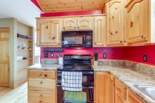 5 Mi to Cherokee Lake Pet-Friendly Cabin with Deck! - Salem - 3
