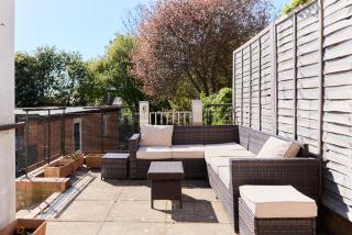 The Randall Retreat - Spacious 4BDR Home with Garden - 2