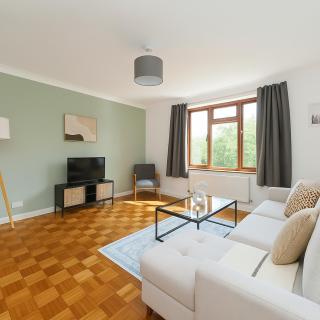 Spacious 2-Bedroom Flat in Prime Ealing Broadway - Ealing - 1