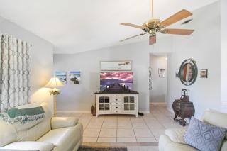 Enjoy Family Fun In This 2BR 2BA Englewood Pool Home - Englewood - 1