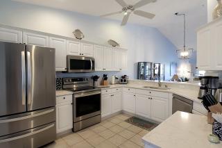 Well-appointed lakefront condo - Heritage Oaks County Club - 7