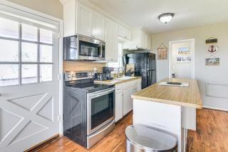 Walk to Beach Galveston Home with Patio and Balcony! - Galveston - 2