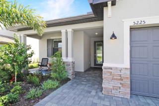 Stunning 3BR pool home in resort like Lorraine Lakes - Bradenton - 6