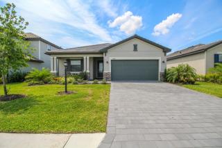Serene lakefront pool home in Lorraine Lakes - Coral Paradise - 9