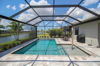 Serene lakefront pool home in Lorraine Lakes - Coral Paradise - 2