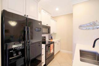 2BR Condo On Venice Island - Minutes To Beaches - 1