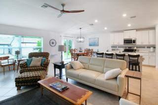 Relaxing coastal home centrally located in Port Charlotte - 9