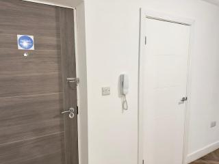 Luxury 2 Bed Apartment in West Midlands - 7
