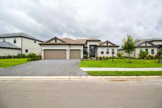 Exquisite waterfront 3BR pool home in Lorraine Lakes - Bradenton - 2