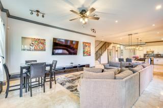 2 Mi to Las Olas Sleek Townhome with Yard and Views! - Fort Lauderdale - 0