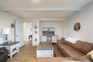 Waterfront Coastal Retreat with Bay Views & Dual Living Areas - Netarts - 7