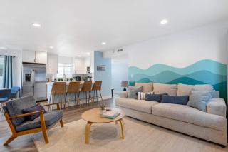 Steps to Sand 2 Homes in 1 – Sleeps 19 Outdoor Space Walk to Shops Dining - Newport Beach - 5