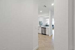 Stylish lakefront villa with all of the amenities - Near Beaches - Hibiscus Haven - Englewood - 2