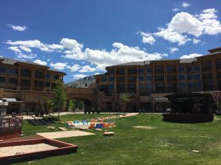 Sundial condo in the heart of Canyons Village, patio, outdoor pool, walk to hiking & biking C202 - Park City - 2