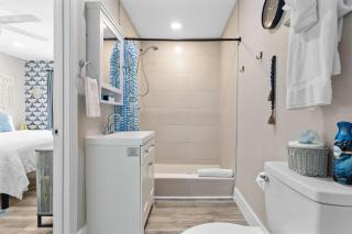 Winter Getaway! Walkable to Beach Access, Restaurants & Nightlife! Beach Equipment Included & Pet Friendly! - St. Pete Beach - 2