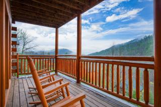 Sleeps 28 Indoor Pool Theater Game Room View Marco Polo Lodge by AvantStay - Sevierville - 6