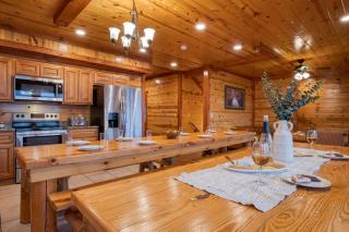 Marco Polo Lodge by AvantStay Sleeps 28 Indoor Pool Theater Game Room View - Sevierville - 1