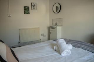 New - 6 Bedrooms, 3 Bathrooms, Double Kitchen, with private parking in Central Swansea - Swansea - 3