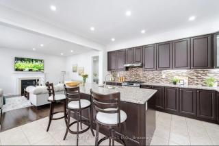 Beautiful 4 bed, 3 master bedrooms-pvt washrooms - Brampton - 2