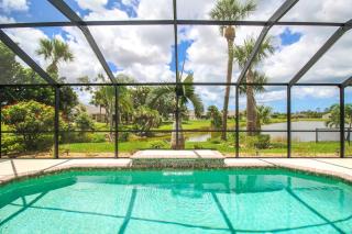 Bright & Airy Canal-Front Retreat With Pool - Rotonda West - 3