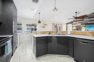 Relaxing 4-Bedroom Home & Private Pool - Port Saint Lucie - 6