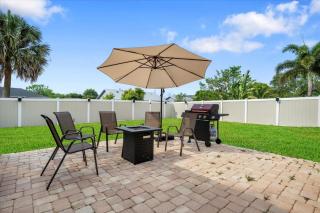 Relaxing 4-Bedroom Home & Private Pool - Port Saint Lucie - 2